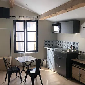 Arles: De La Place Apartment